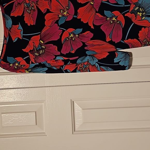 💖 $5 add to bundle Pretty floral print tip with 3/4 sleeves💖 - Picture 3 of 5